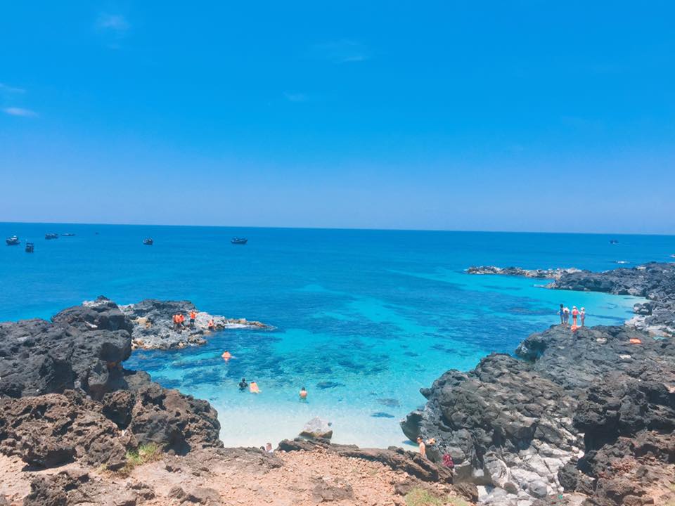Đảo B&eacute; L&yacute; Sơn c&agrave;ng ng&agrave;y c&agrave;ng thu h&uacute;t du kh&aacute;ch bởi vẻ đẹp hoang sơ, kỳ vĩ