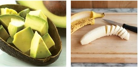 Th&aacute;i nhỏ bơ v&agrave; chuối để xay sinh tố cho thật nhuyễn cho trẻ ăn dặm