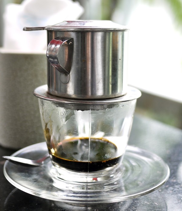 Chuẩn bị c&agrave; ph&ecirc; pha phin để l&agrave;m sinh tố dừa c&agrave; ph&ecirc; ngon nhất