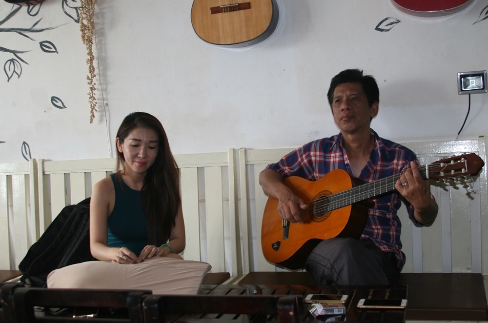 Qu&aacute;n qu&acirc;n 'T&igrave;nh bolero hoan ca 2017' chơi th&agrave;nh thạo nhiều nhạc cụ kh&aacute;c nhau