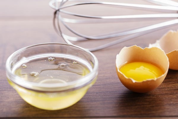 Chữa ch&aacute;y nắng cấp tốc hiệu quả bằng l&ograve;ng trắng trứng