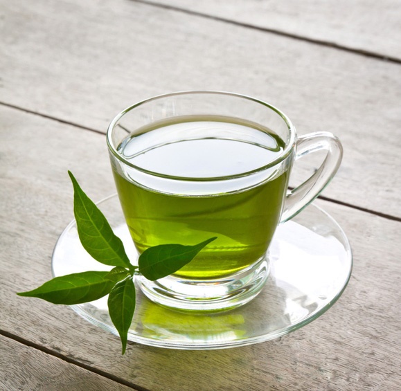 Thấm nước tr&agrave; xanh l&ecirc;n l&agrave;n da bị ch&aacute;y nắng đem lại hiệu quả tốt nhất