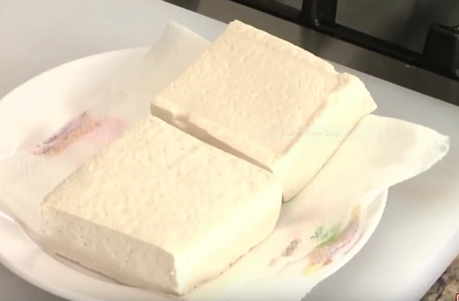 Để đậu phụ tr&ecirc;n một miếng vải hoặc giấy ăn để thấm kh&ocirc; đậu