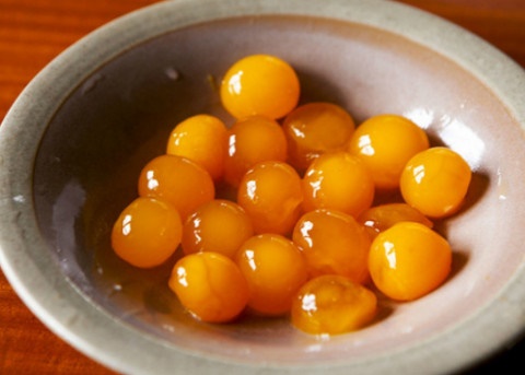 Chuẩn bị l&ograve;ng đỏ trứng muối để hấp c&ugrave;ng mỗi ch&eacute;n thịt xay