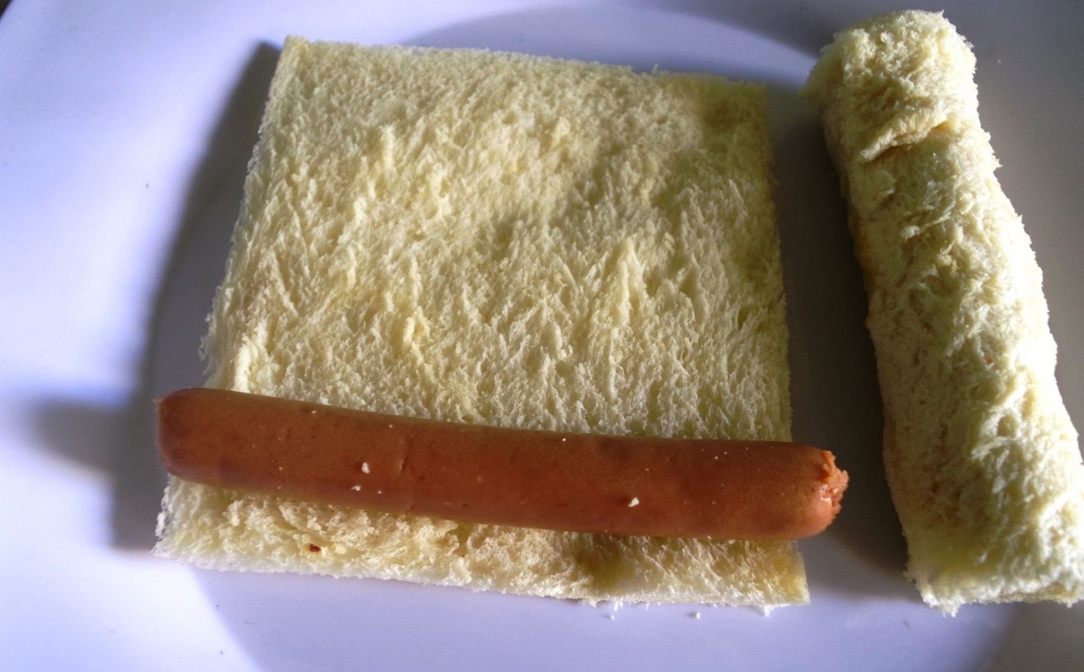 Cuộn x&uacute;c x&iacute;ch với b&aacute;nh m&igrave; sanwich th&agrave;nh những cuộn tr&ograve;n