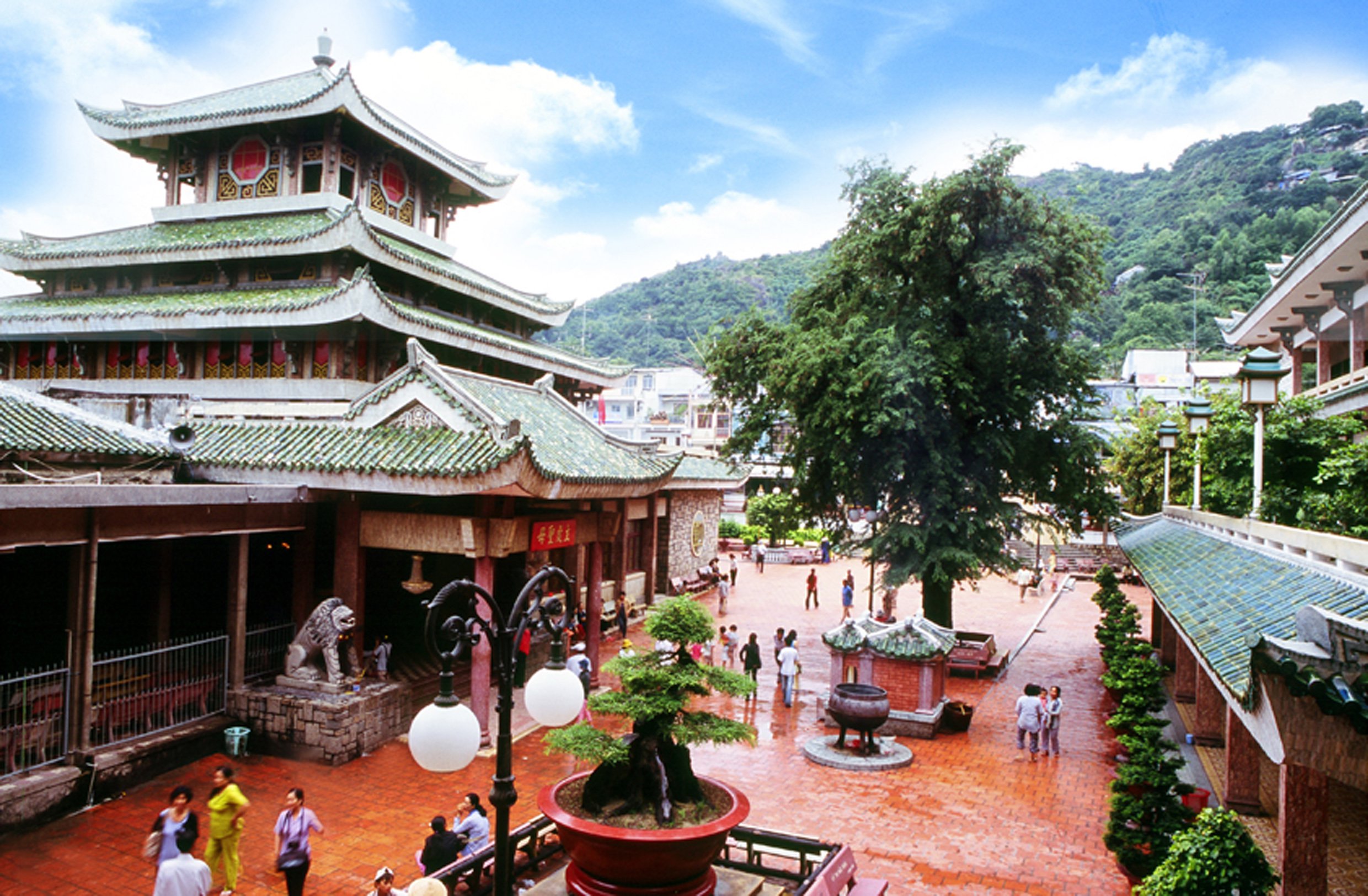 Miếu bà chúa Xứ là nơi nhiều người đến hành hương và mong tìm được cảm giác yên bình