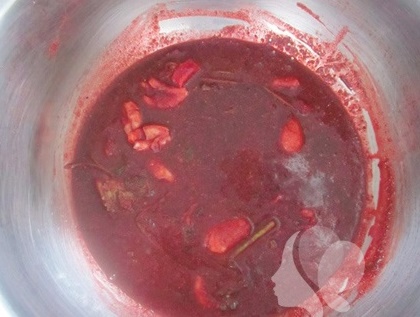 Bước 2: Cho rau m&ugrave;i, tỏi bằm, đường, nước mắm, ngũ vị hương, hạt ti&ecirc;u, bột điều v&agrave;o t&ocirc;, th&ecirc;m một ch&uacute;t nước rồi trộn đều l&ecirc;n.
