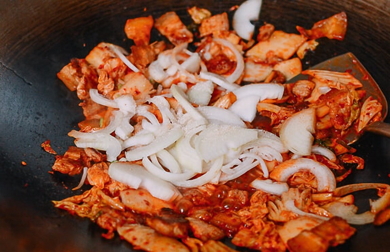 C&aacute;ch l&agrave;m thịt ba chỉ x&agrave;o kim chi cải thảo hấp dẫn
