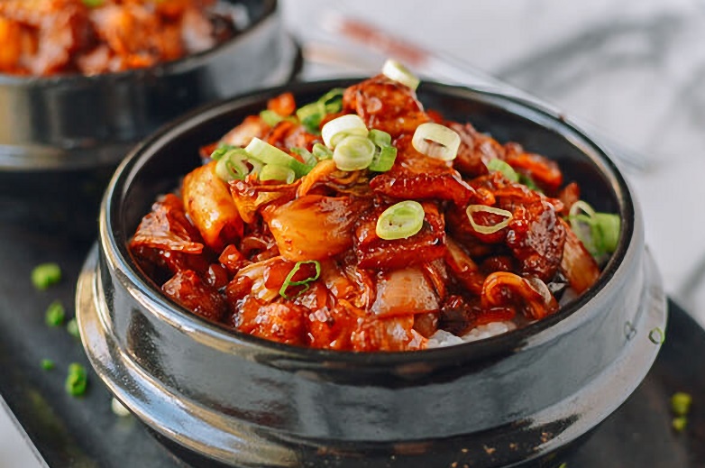 Th&agrave;nh phẩm l&agrave; m&oacute;n thịt ba chỉ v&agrave; kim chi mềm c&oacute; vị chua cay 