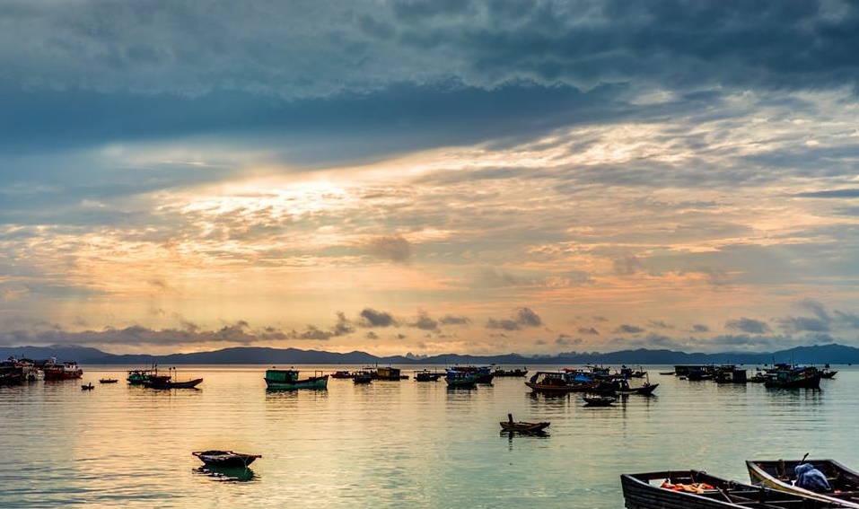Để đến đảo C&ocirc; T&ocirc;, c&aacute;c du kh&aacute;ch phải di chuyển bằng t&agrave;u cao tốc hoặc t&agrave;u gỗ