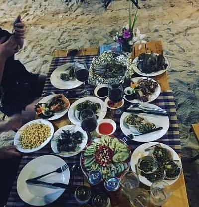 Du kh&aacute;ch c&oacute; thể tự tổ chức những bữa hải sản b&ecirc;n bờ biển tại C&ocirc; T&ocirc;