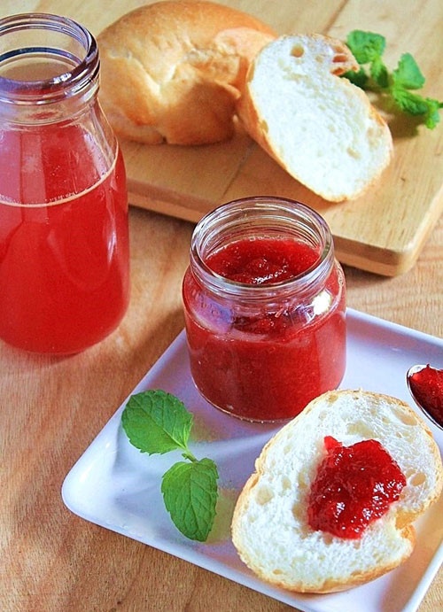 Bước 5: Cho sốt mận ra ly, đổ soda hoặc nước 7 up c&ugrave;ng đ&aacute; vi&ecirc;n v&agrave;o, đ&aacute;nh cho tan rồi thưởng thức.