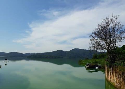 Hồ Kẻ Gỗ l&agrave; một hồ nước ngọt rộng lớn ở tỉnh H&agrave; Tĩnh