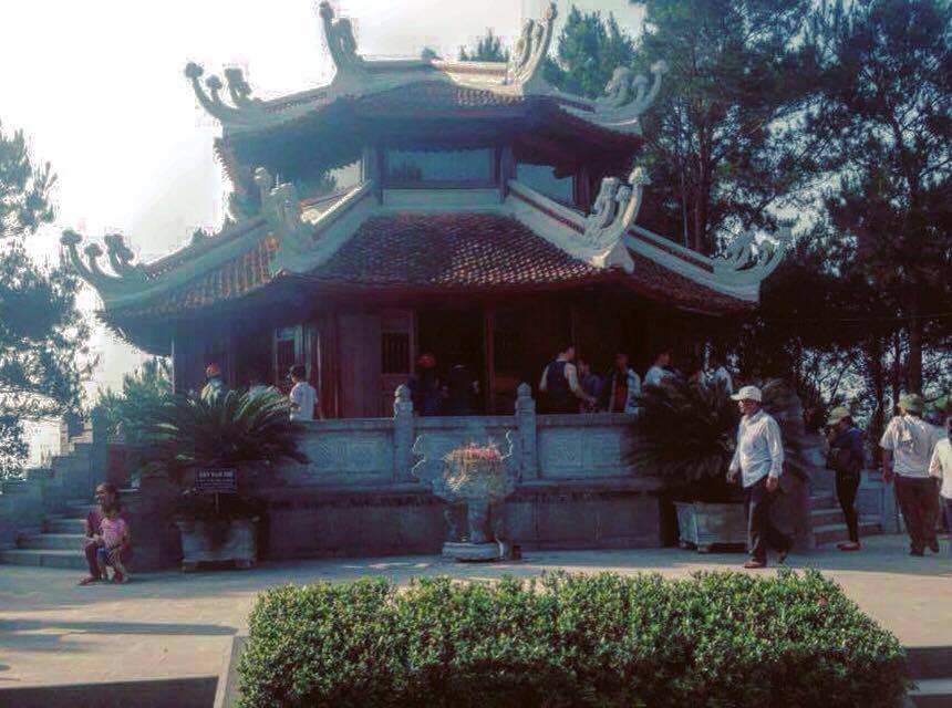 Khu tưởng niệm cố tổng b&iacute; thư L&ecirc; Duẩn gần hồ Kẻ Gồ