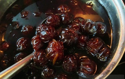 Bước 7: Đem mận đ&atilde; ngấm vị gừng v&agrave; muối rồi đem s&ecirc;n trong lửa nhỏ đến khi mận dẻo lại l&agrave; được.