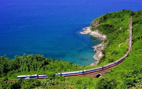 Đ&agrave; Nẵng l&agrave; nơi thu h&uacute;t kh&aacute;ch du lịch với cảnh biển, n&uacute;i h&ugrave;ng vĩ
