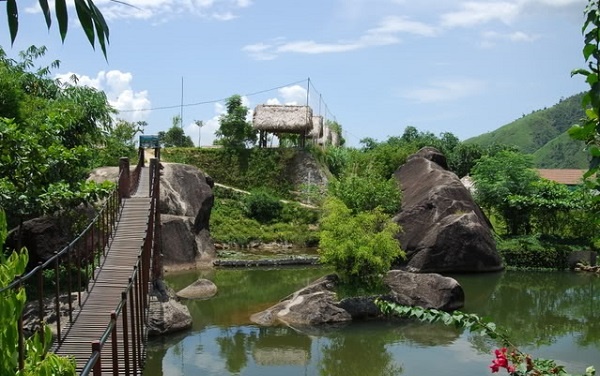 Suối Lương l&agrave; một địa điểm du lịch được nhiều người y&ecirc;u th&iacute;ch thuộc n&uacute;i Hải V&acirc;n