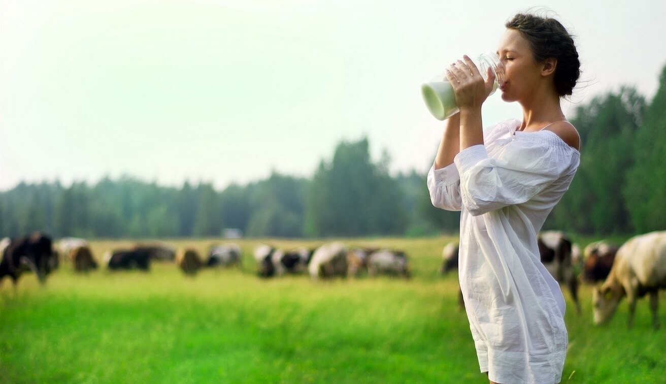 Uống sữa thường xuy&ecirc;n gi&uacute;p bạn c&oacute; hệ xương chắc khỏe, m&aacute;i t&oacute;c &oacute;ng mượt v&agrave; giảm stress