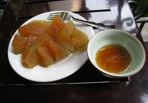 B&aacute;nh tro được l&agrave;m từ bột gạo nếp v&agrave; tro củi, ăn c&ugrave;ng với mật m&iacute;a