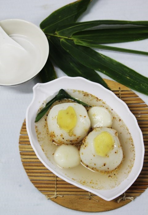 Bước 6: H&ograve;a tan nước cốt dừa với 1 muỗng canh bột năng pha lo&atilde;ng, nấu tr&ecirc;n lửa vừa cho sền sệt rồi n&ecirc;m th&ecirc;m ch&uacute;t muối v&agrave; đường v&agrave;o, nấu s&ocirc;i rồi tắt bếp. M&uacute;c nước n&agrave;y ra từng b&aacute;t v&agrave; cho ch&egrave; tr&ocirc;i v&agrave;o, ăn k&egrave;m.