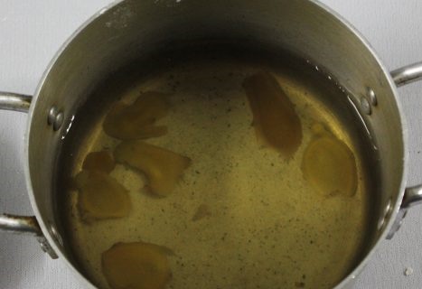 Bước 6: Gừng cạo sạch vỏ, th&aacute;i l&aacute;t mỏng, l&aacute; dứa cắt kh&uacute;c rửa sạch. Nấu đường với 400ml nước cho tan rồi thả gừng l&aacute;t rồi thả th&ecirc;m l&aacute; dứa v&agrave;o Cắt v&agrave;i cọng l&aacute; dứa v&agrave;o nấu th&ecirc;m 5 ph&uacute;t nữa.