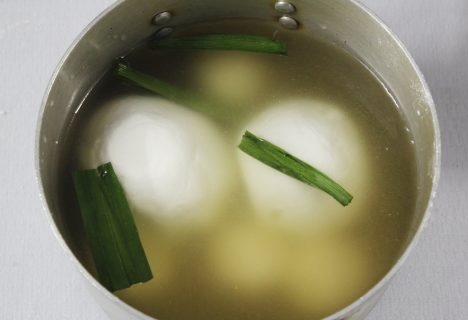 Bước 5: Cho b&aacute;nh tr&ocirc;i thả v&agrave;o nồi nước đường đun s&ocirc;i khoảng 10-15 ph&uacute;t cho tr&ocirc;i nước thấm đường trong lửa vừa, đến khi b&aacute;nh tr&ocirc;i nổi l&ecirc;n mặt nước th&igrave; tắt bếp, vớt tr&ocirc;i ra đĩa.
