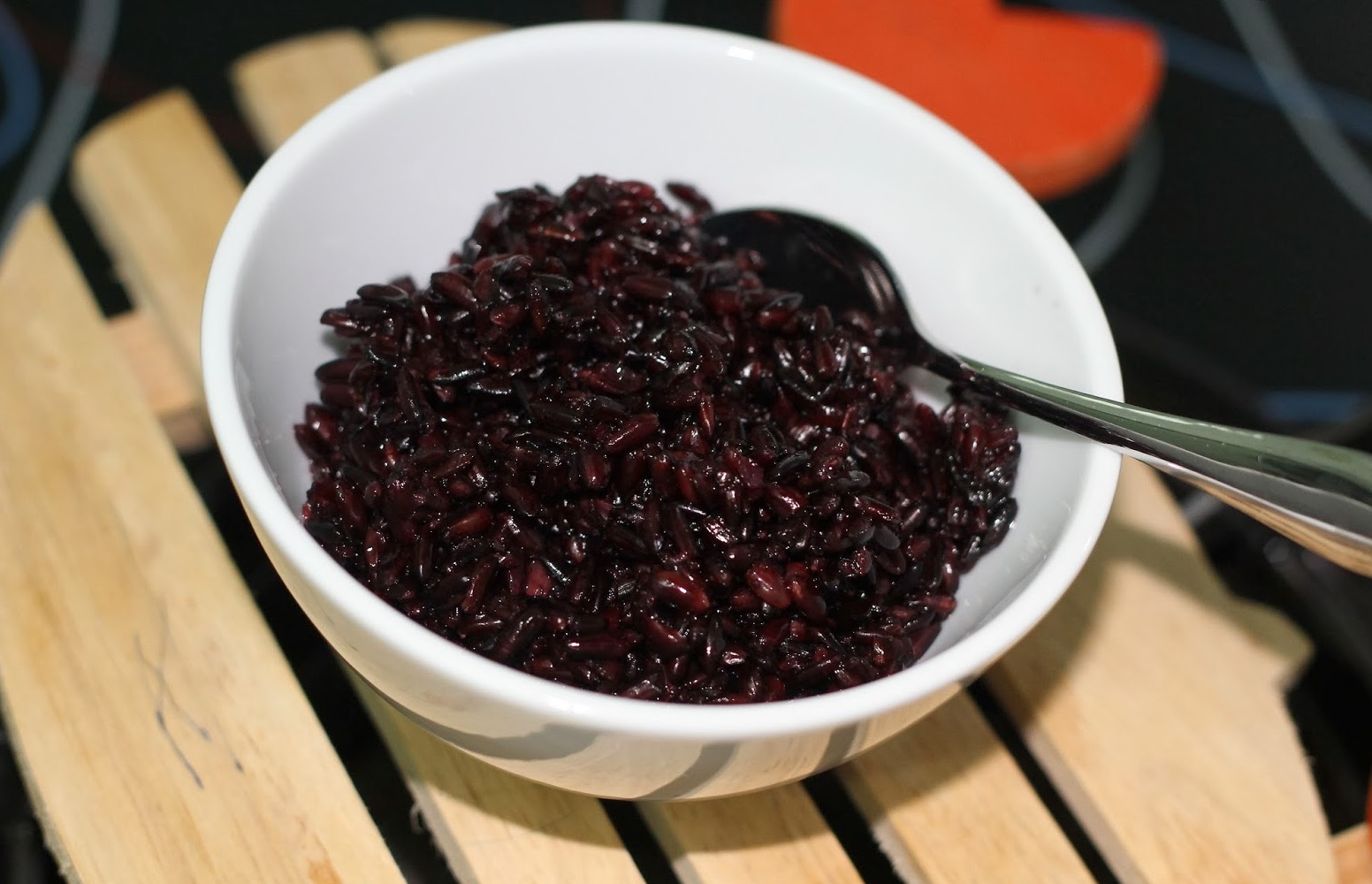 Cơm rượu nếp cẩm sau khi đ&atilde; ủ v&agrave; c&oacute; thể ăn c&ugrave;ng sữa chua hoặc nấu x&ocirc;i, ch&egrave;