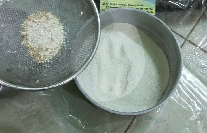Gi&atilde; nhỏ men rồi r&acirc;y qua một lượt để lấy được phần bột mịn nhất