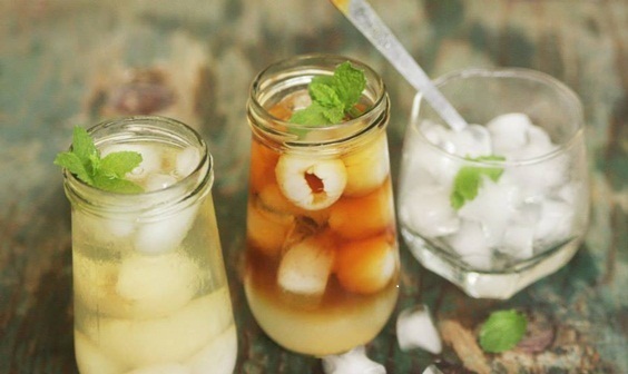 Pha lẫn siro vải c&ugrave;ng nước tr&agrave; t&uacute;i lọc rồi th&ecirc;m đ&aacute; để thường thức với c&ugrave;i vải
