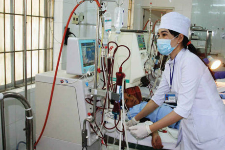Một nguy&ecirc;n nh&acirc;n kh&aacute;c trong vụ 7 bệnh nh&acirc;n chạy thận tử vong ở H&ograve;a B&igrave;nh c&oacute; thể l&agrave; do đường dịch hoặc nước pha dịch