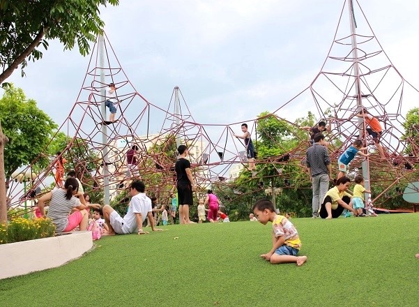 C&ocirc;ng vi&ecirc;n Nghĩa Đ&ocirc; với những b&atilde;i cỏ rộng lớn l&agrave; địa điểm vui chơi tuyệt vời cho c&aacute;c b&eacute;