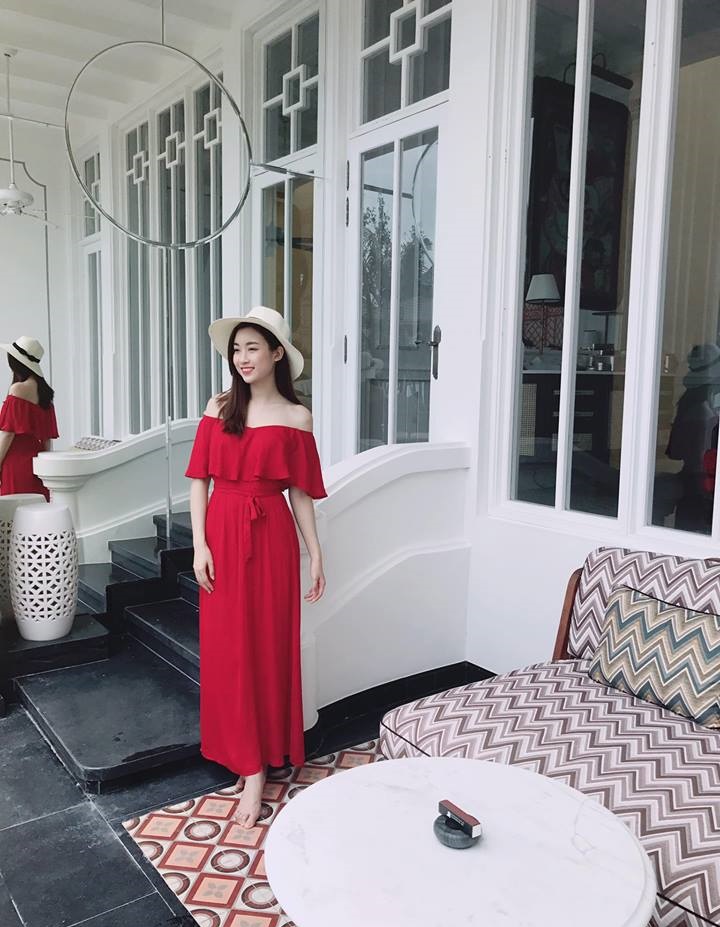 Hoa hậu Đỗ Mỹ Linh dịu d&agrave;ng trong chiếc v&aacute;y maxi khoe vai trần m&agrave;u đỏ.