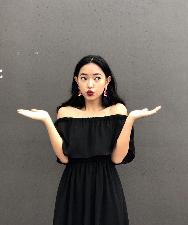 Fashionista Ch&acirc;u B&ugrave;i cũng lựa chọn một chiếc v&aacute;y trễ vai m&agrave;u đen đơn giản m&agrave; tinh nghịch.
