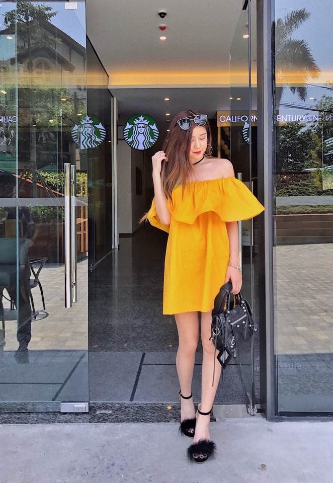 Hotgirl An Japan đ&atilde; lựa chọn chiếc v&aacute;y trễ vai d&aacute;ng chữ A m&agrave;u v&agrave;ng bắt mắt. Mix c&ugrave;ng sandal đen, tr&ocirc;ng c&ocirc; n&agrave;ng v&ocirc; c&ugrave;ng nổi bật.