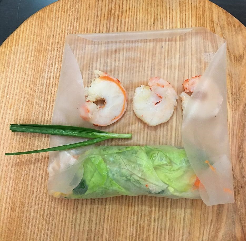 Cuốn từ phần rau thơm cho chặt rồi mới cuốn đến phần n&otilde;n t&ocirc;m