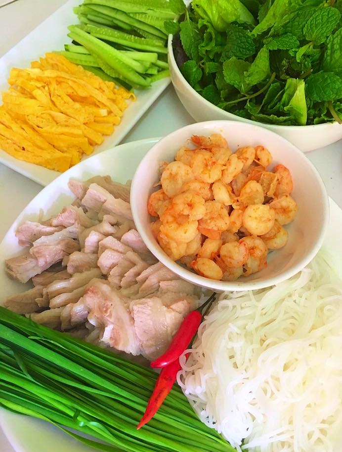 Chuẩn bị c&aacute;c loại nguy&ecirc;n liệu để l&agrave;m m&oacute;n gỏi t&ocirc;m thịt cuốn rau thơm chống ng&aacute;n m&ugrave;a h&egrave;