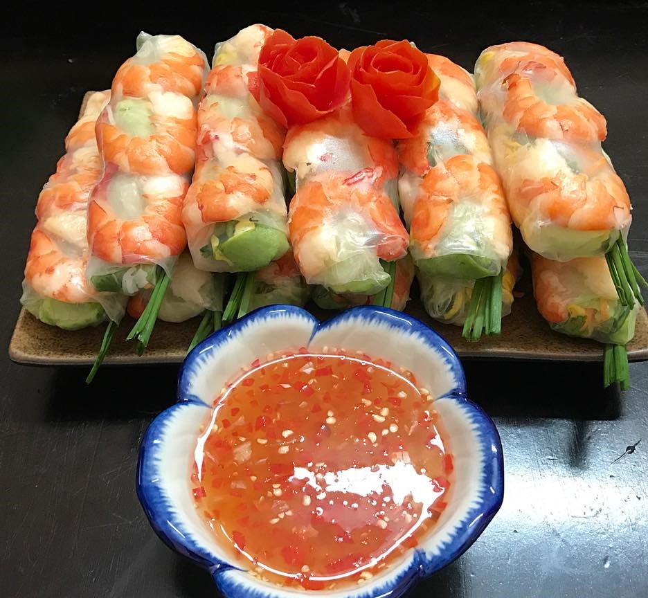 Hoặc pha nước chấm chua ngọt để d&ugrave;ng k&egrave;m m&oacute;n cuốn n&agrave;y
