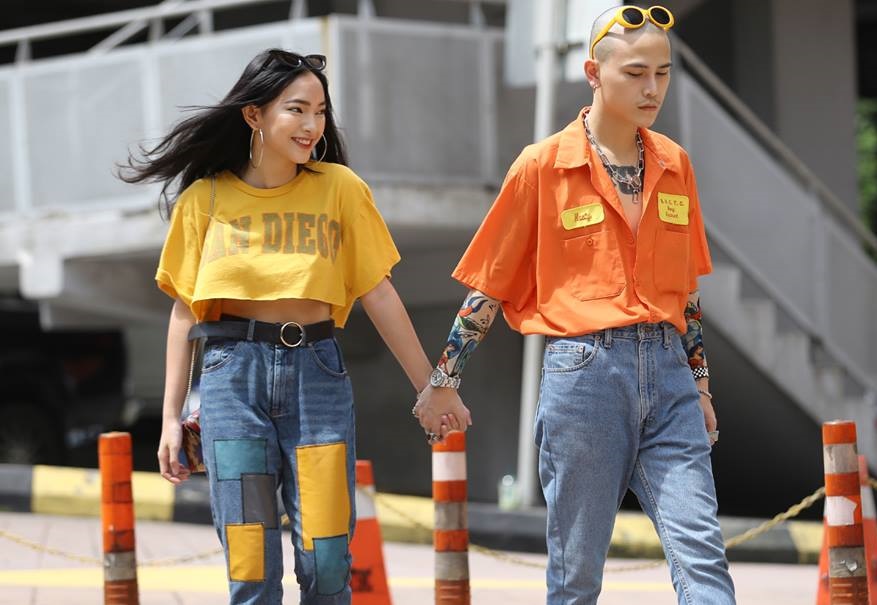 Fashionista Ch&acirc;u B&ugrave;i mix &aacute;o crotop v&agrave;ng c&ugrave;ng quần jean xanh c&oacute; họa tiết c&ugrave;ng m&agrave;u v&ocirc; c&ugrave;ng cấn tượng