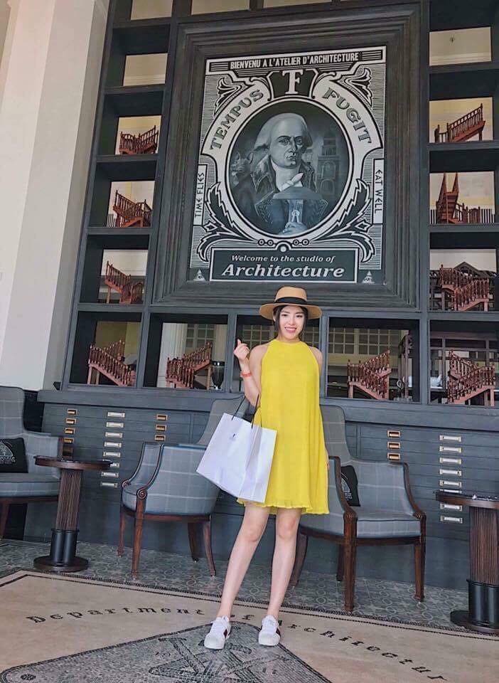 Một người mẫu ảnh đ&atilde; kh&eacute;o l&eacute;o tạo n&ecirc;n sự nữ t&iacute;nh, dịu d&agrave;ng khi mix v&aacute;y liền m&agrave;u v&agrave;ng tươi tắn c&ugrave;ng t&uacute;i x&aacute;ch m&agrave;u trắng tinh kh&ocirc;i