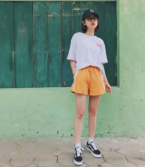 Hotgirl Mai Anh (H&agrave; Nội) rất t&aacute;o bạo với chiếc quần sooc m&agrave;u v&agrave;ng phối c&ugrave;ng gi&agrave;y thể thao đen v&agrave; &aacute;o ph&ocirc;ng trắng. C&aacute;ch diện đồ n&agrave;y khiến c&ocirc; n&agrave;ng trẻ trung, tinh nghịch như học sinh cấp 3