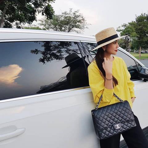 Chiếc &aacute;o m&agrave;u v&agrave;ng thanh lịch m&agrave; vẫn to&aacute;t l&ecirc;n sự nữ t&iacute;nh, mảnh mai được si&ecirc;u mẫu Thanh Hằng kết hợp c&ugrave;ng quần baggy đen đơn giản nhưng vẫn tạo n&ecirc;n hiệu ứng nổi bật