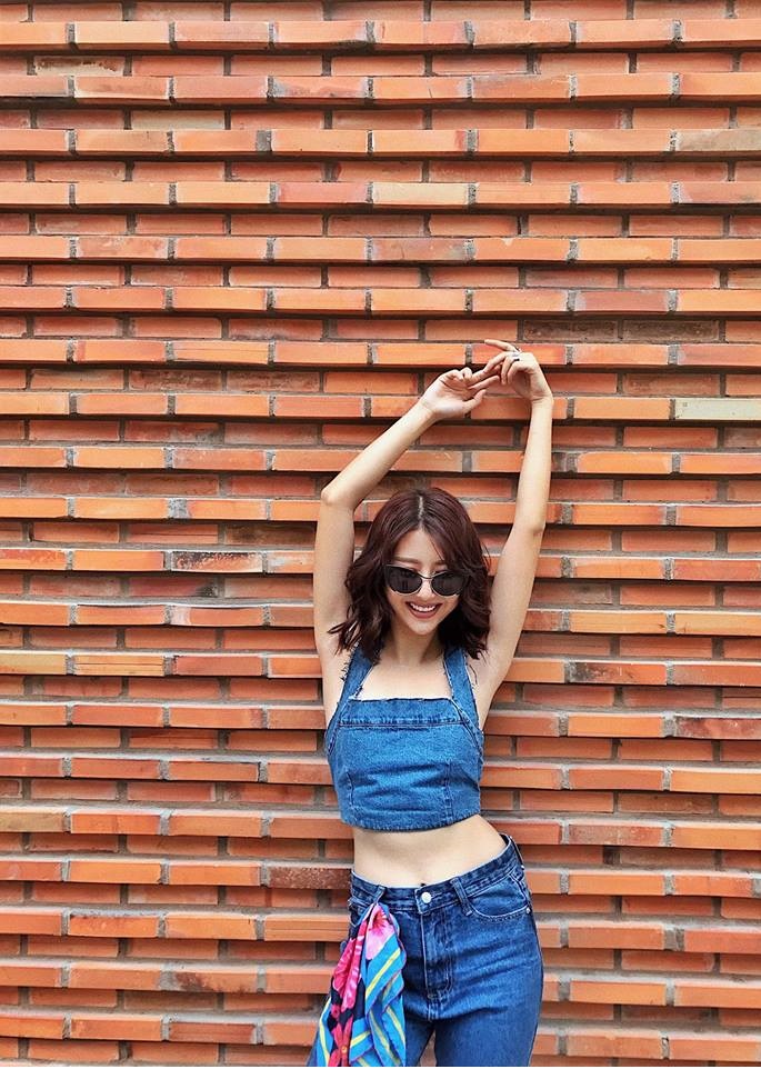 Quỳnh Anh Shyn g&acirc;y ấn tượng khi lựa chọn croptop denim kết hợp với jean ống rộng c&ugrave;ng m&agrave;u. Với chiếu khăn lụa m&agrave;u sắc thắt ở cạp quần, c&ocirc; n&agrave;ng hotgirl H&agrave; th&agrave;nh đ&atilde; mang đến sự đột ph&aacute; mới lạ.