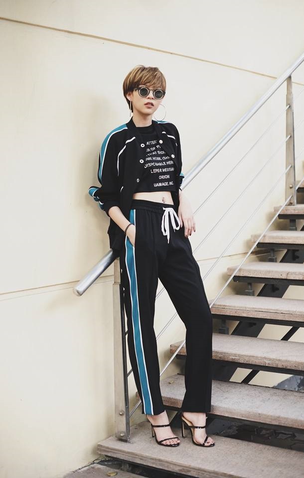 Qu&aacute;n qu&acirc;n The Face 2017 - Ph&iacute; Phương Anh kết hợp &aacute;o croptop pull đen in chữ nhỏ c&ugrave;ng bộ trang phục mang phong c&aacute;ch sporty. Đ&ocirc;i sandal cao g&oacute;t quai mảnh đ&atilde; khiến c&ocirc; n&agrave;ng vừa c&aacute; t&iacute;nh, vừa dịu d&agrave;ng hơn bao giờ hết.