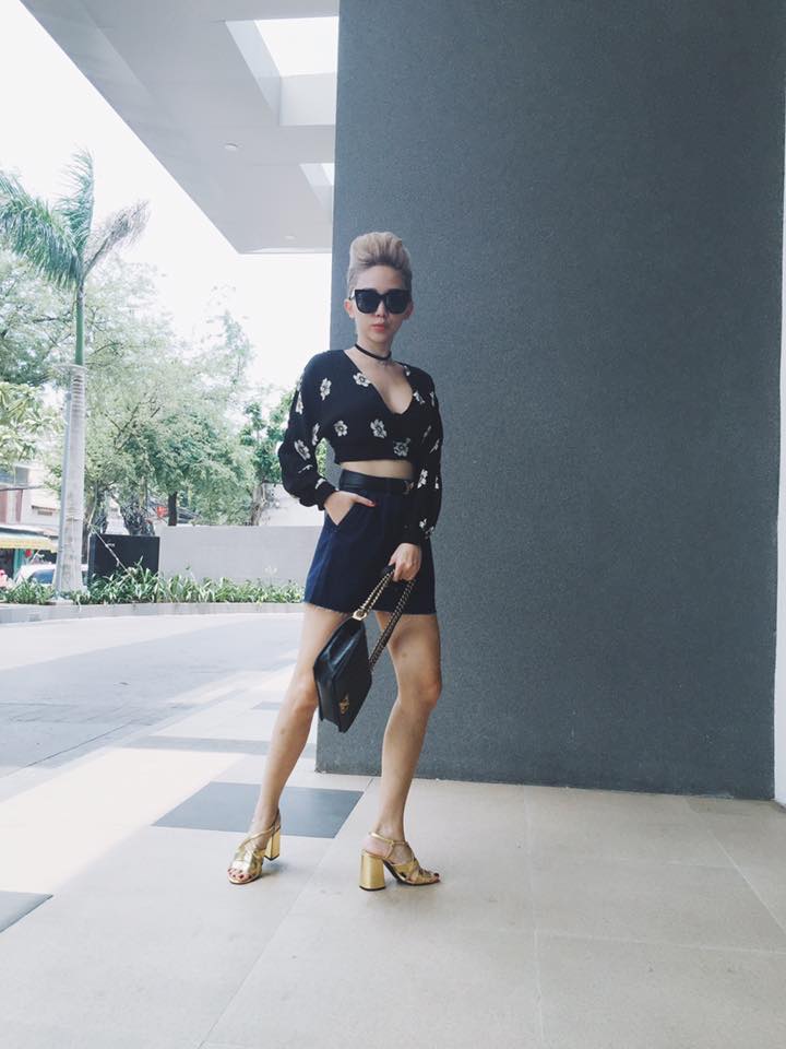Với một chiếc croptop hoa, T&oacute;c Ti&ecirc;n mix c&ugrave;ng ch&acirc;n v&aacute;y jean c&ugrave;ng t&ocirc;ng m&agrave;u. Đ&ocirc;i sandal &aacute;nh v&agrave;ng đ&atilde; khiến c&ocirc; n&agrave;ng tr&ocirc;ng c&aacute; t&iacute;nh v&agrave; nổi bật hơn.