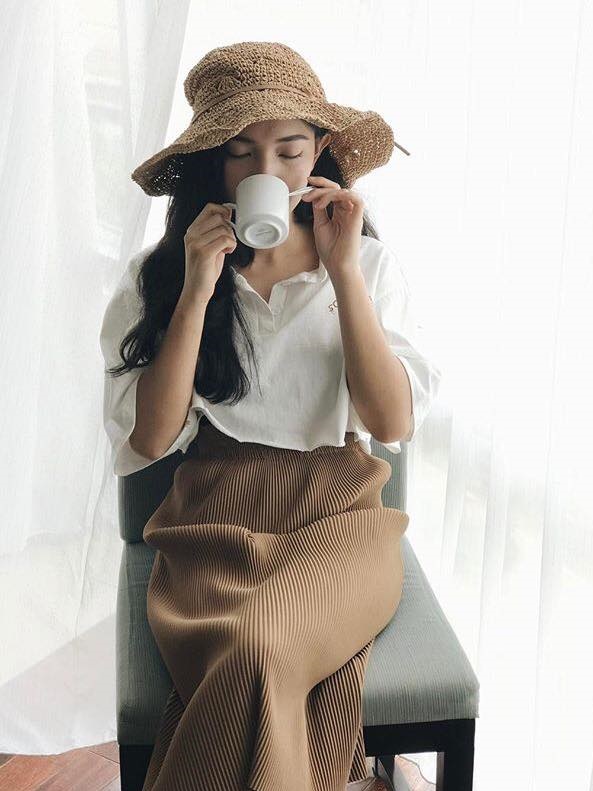 Ch&acirc;u B&ugrave;i trở n&ecirc;n dịu d&agrave;ng, đằm thắm hơn bao giờ hết khi mix croptop oversize c&ugrave;ng ch&acirc;n v&aacute;y midi b&oacute; s&aacute;t nhẹ nh&agrave;ng. Kết hợp th&ecirc;m chiếc mũ floppy c&ugrave;ng t&ocirc;ng m&agrave;u ch&acirc;n v&aacute;y, n&agrave;ng fashinista đ&igrave;nh đ&aacute;m của Việt Nam lu&ocirc;n khẳng định được khả năng 'mặc đ&acirc;u, đẹp đ&oacute;' của m&igrave;nh.