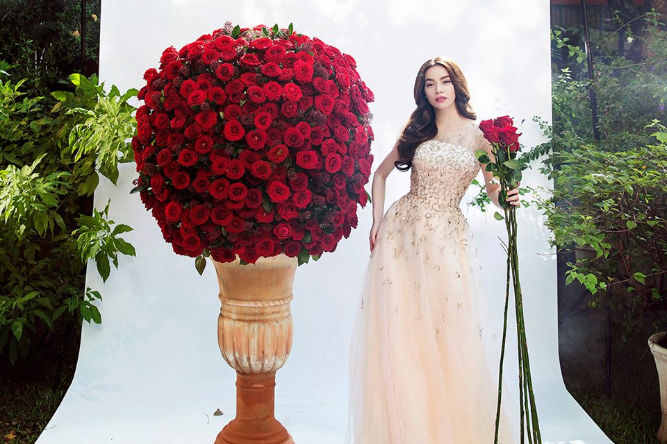 Hồ Ngọc Hà đẹp lộng lẫy bên hàng trăm bông hoa hồng trong bộ ảnh mới Hồ Ngọc Hà đẹp lộng lẫy bên hàng trăm bông hoa hồng trong bộ ảnh mới