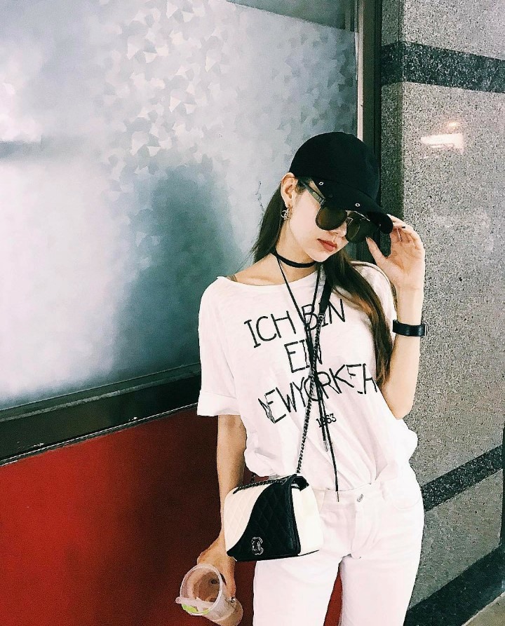 Ca sĩ Minh Hằng lựa chọn &aacute;o pull trắng c&ugrave;ng short c&ugrave;ng t&ocirc;ng m&agrave;u đem lại cảm gi&aacute;c nhẹ nh&agrave;ng, dễ chịu v&agrave; vẫn 'cực chất'