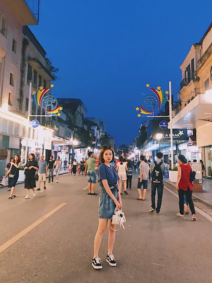 Khi dạo phố, c&ocirc; n&agrave;ng Mai Anh diện ch&acirc;n v&aacute;y jean m&agrave;u xam c&ugrave;ng &aacute;o pull xanh c&ocirc; ban. Với đ&ocirc;i gi&agrave;y thể thao, Mai Anh hiện l&ecirc;n thật năng động. Đ&acirc;y l&agrave; một trong những c&aacute;ch phối đồ đơn giản, ph&ugrave; hợp với nhiều người nhưng kh&ocirc;ng k&eacute;m phần xinh đẹp.