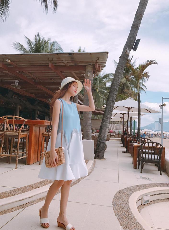Ng&agrave;y nắng, c&ocirc; n&agrave;ng xinh đẹp Midu đ&atilde; lựa chọn chiếc v&aacute;y chữ A với sự kết hợp ăn &yacute; của m&agrave;u trắng v&agrave; xanh nhạt. Bộ trang phục nhẹ nh&agrave;ng, nữ t&iacute;nh dường như đ&atilde; xoa dịu c&aacute;i nắng n&oacute;ng oi bức.