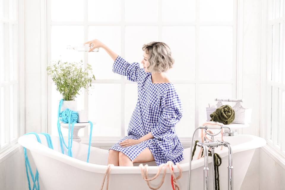Chiếc v&aacute;y xu&ocirc;ng kẻ caro xanh vừa c&oacute; m&agrave;u sắc mang lại sự tươi m&aacute;t, vừa mang lại cảm gi&aacute;c thoải m&aacute;i dễ chịu m&agrave; ca sĩ MIN diện trong MV 'C&oacute; em chờ' l&agrave; một gợi &yacute; cho những ng&agrave;y nắng n&oacute;ng.